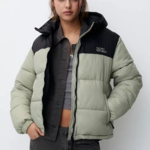 Vinterjacka - Säljer denna supersnygga jacka från Pull&Bear!! Den liknar the north face jackan men personligen är den bättre med snyggare luva. Köpt förra säsongen, skriv för fler bilder🥰💕 Pris kan diskuteras, däremot näst intill oanvänd!! Köpt för 599:-