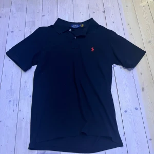 Polo piké  - Säljer en äkta svart polo Ralph lauren piké i storlek S slimfit. Den har knappt använts och är i ny skick.  tag finns kvar någonstans och har en vit piké också. Har man några frågor eller vill ha mer bilder är det bara att höra av sig 👍