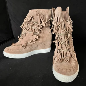 Isabel marant skor  - INTRESSESKOLL  Skriv om du är intresserad 