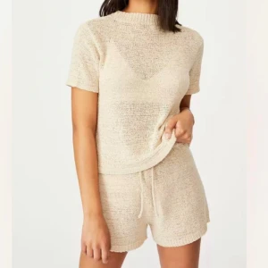 Stickat t-shirt/shorts set - Superskönt set i mönsterstickad bomull. Plaggen är lila som syns på sista bilden.