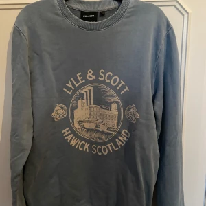 Lyle & Scott tröja - Gott skick utan skador, storlek XS men passar S med. Ordinarie pris 499kr