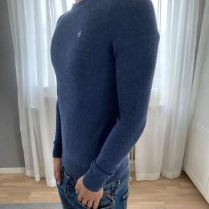 säljer nu denna feta merino ull sweatshirt från märket morris. skick 9/10. säljer då den ä för liten för mig då den har krymt lite i tvätten. han på bilden är 176cm och vägen 63kg