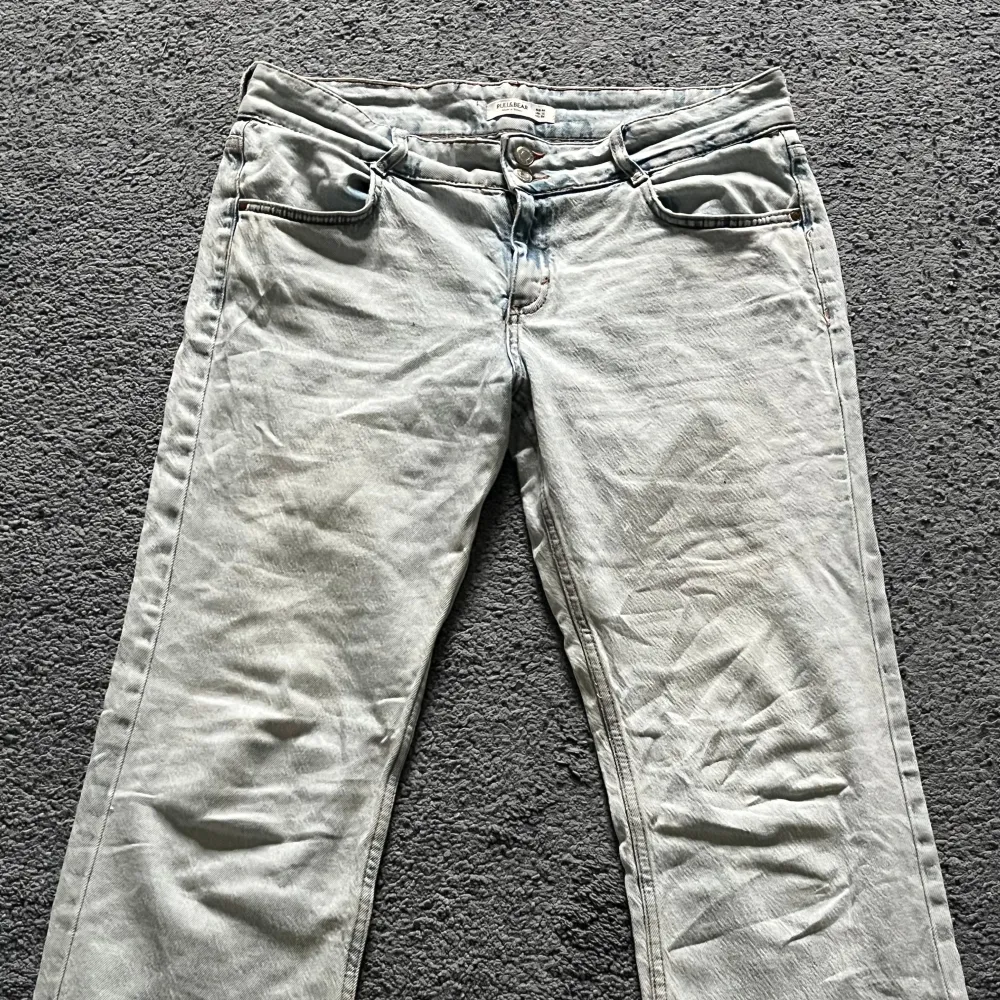 Supersnygga ljusblåa jeans köpta på zalando. Storlek 44. Säljs på grund av fel storlek. 310 kr + frakt  Pris kan diskuteras . Jeans & Byxor.