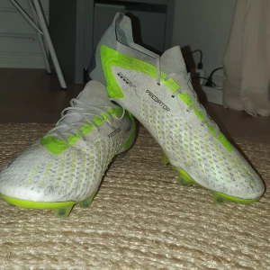 Adidas preditor elite - Använder inte dessa mer då jag har köp nya, inget fel på dom. Mycket bra skor och mycket bra pass form