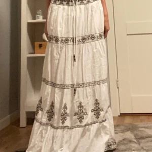 Jättesnygg ZARA kjol⭐️ - Lång kjol från Zara, använt 2-3 gånger, fråga om mer information( pris kan diskuteras) 💓storlek S, men skulle säga att den passar xs-m eftersom att den är väldigt stretchig