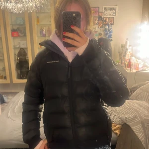 Peak performance jacka - Säljer denna skit snygga och bekväma peak performance jacka! Perfekt till vintern!! Pris går att diskuteras . Ny pris 3 200 kr!