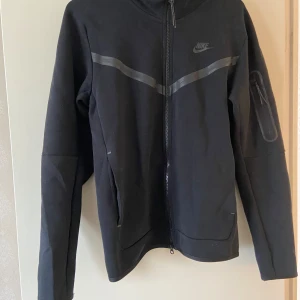 Nike tech hoodie  - Använd 1-2 gånger Nypris 1200