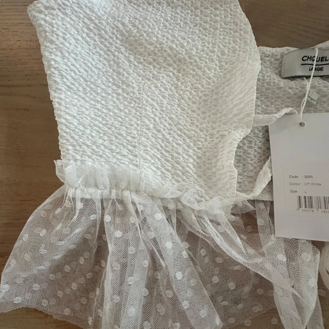 Vit topp med spetsdetaljer från Chiquelle - 92