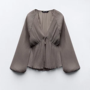 Blus från zara! - Säljer denna superfina blus ifrån Zara som är helt oanvänd och ny med prislapp kvar. Säljer då jag fick den present och inte kunde lämna tillbaka. Säljer för 350kr men 500kr är nypris.