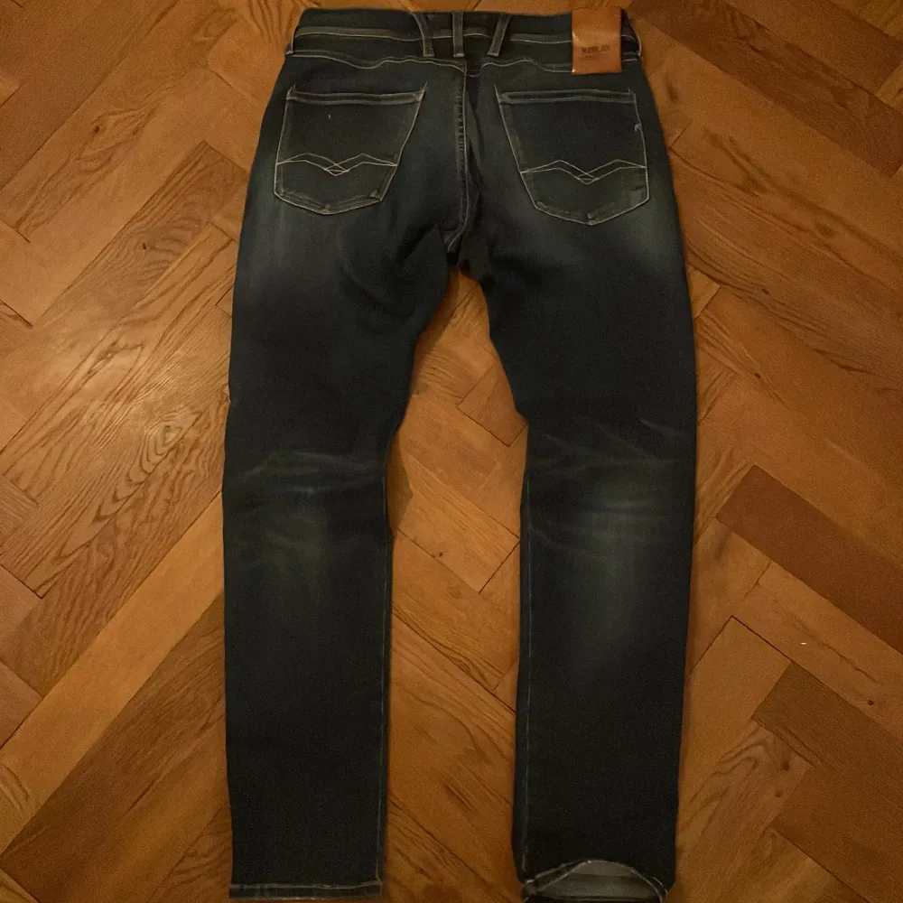 Feta Replay jeans i modellen hyperflex. Lite mer slimade är vanliga. Är i nästan nyskick och slitningarna är design. Skriv vid minsta lilla fråga!🤝. Jeans & Byxor.