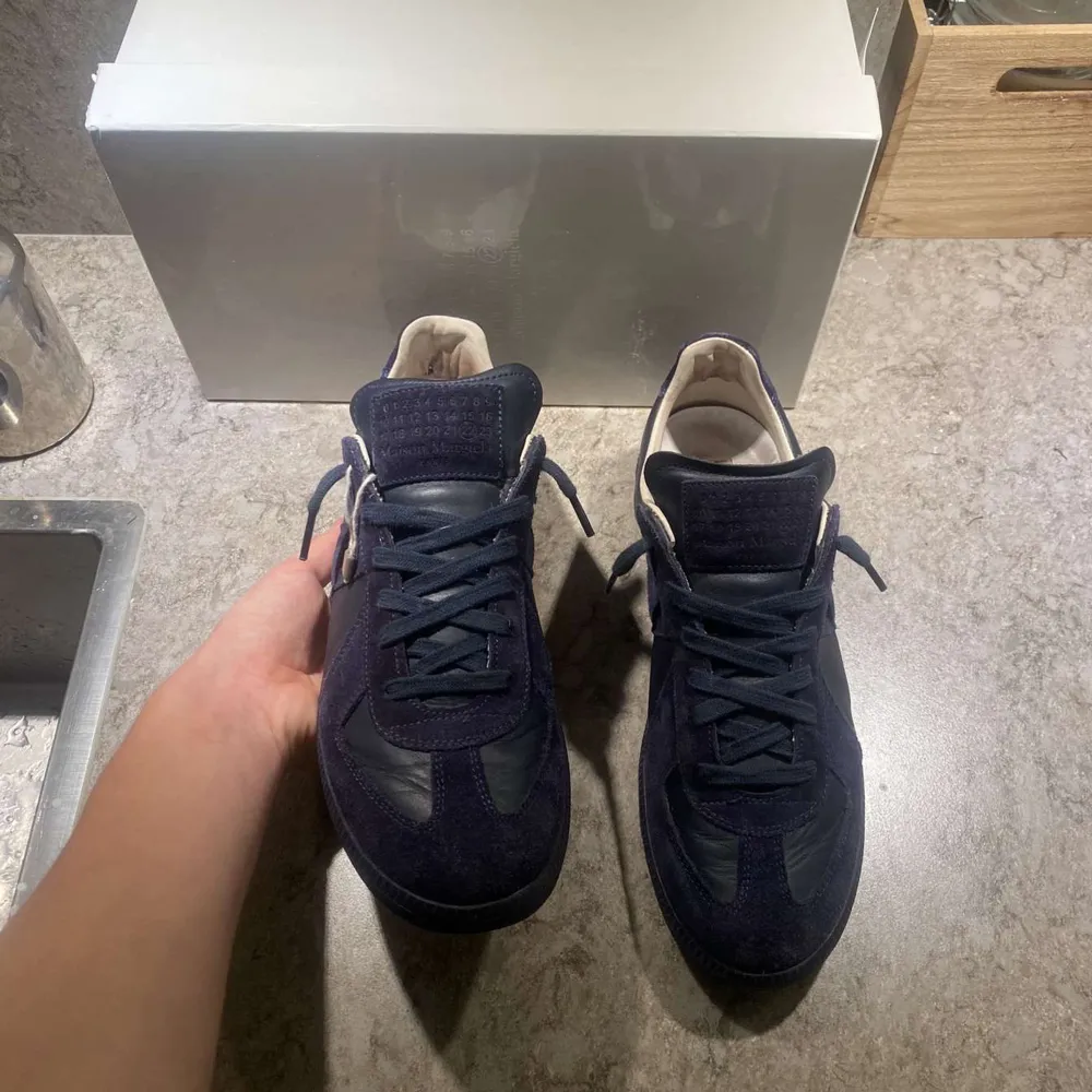 Ett par riktigt snygga Maison Margielas i ett bra skicka. Här kan dom köpas för vara 3500kr då nypris ligger på 6000kr. Låda plus dustbag finns. Vid mer frågor är det bara att skriva.. Skor.