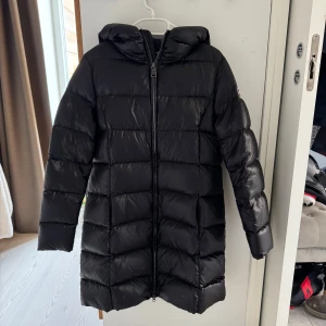 Colmar jacka - Säljer denna lite längre Colmar jacka. Den är använd fåtal gånger och i väldigt fint skick.