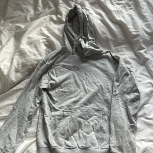 Grå hoodie! - Fint skick, säljer då den inte passar!