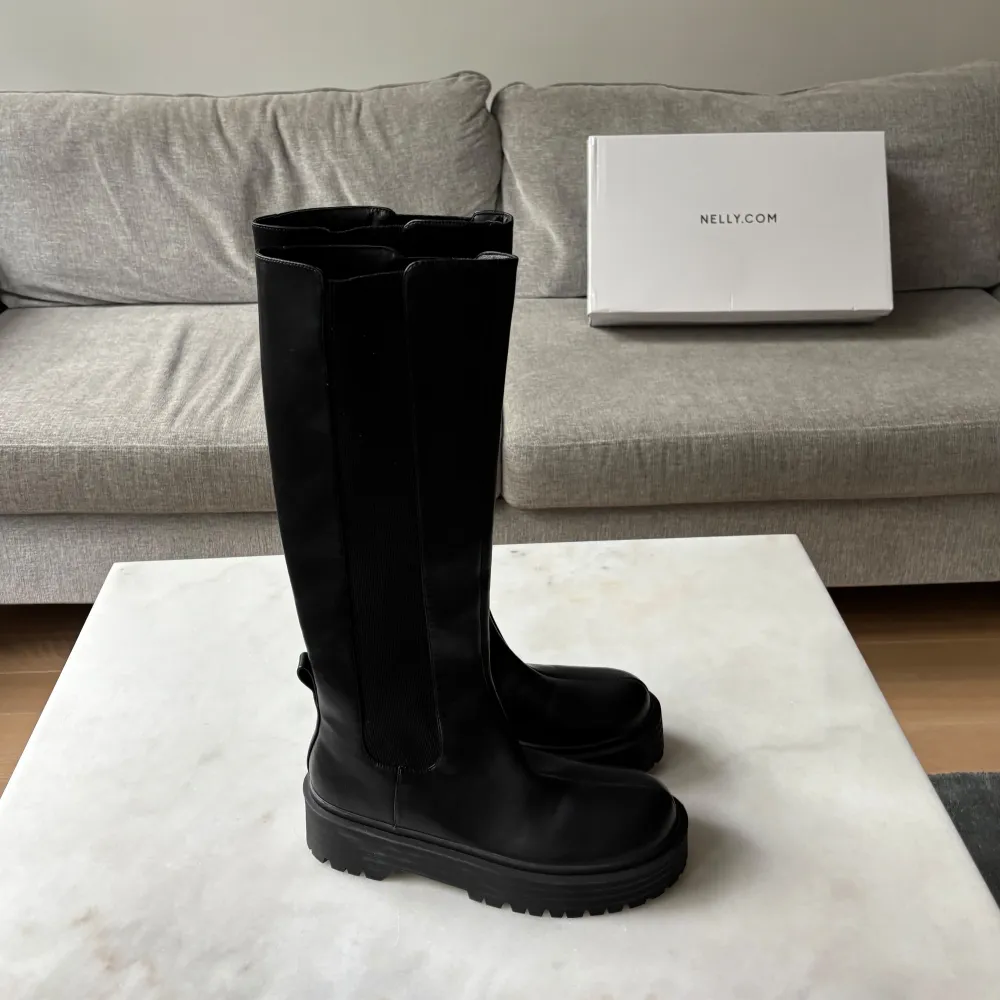 Helt nya boots från Nelly. Aldrig använda, endast provade inomhus. Storlek 40, små i storleken. Passar bäst en 39.   Skafthöjd 40 cm. Skaftvidd 39,5 cm.. Skor.