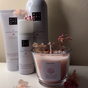 Sakura Candle 🎀🌸 - Ljuset är inspirerad av The Ritual of Sakura från Rituals 🌸 Detta ljuset går att tända, men självklart är det viktigt att vara vaksam när ljuset är igång. Dessutom glittrar ljuset när den tänds…✨🪩  Pris med doft: 146kr