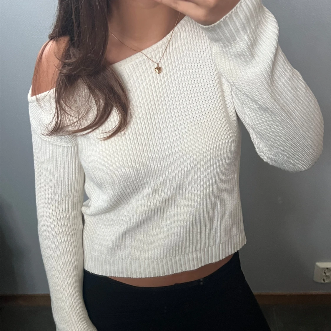 Of-shoulder stickad tröja