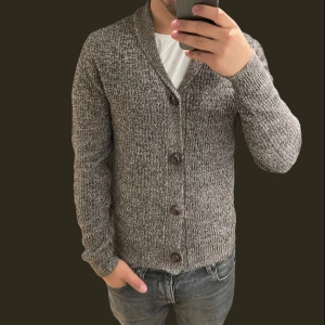 Cardigan tröja  - Säljer denna riktigt snygga tröjan perfekt nu under hösten och vintern. Vid frågor och funderingar skriv 💬 