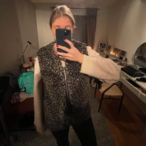 Väst - Pälsväst i leopardmönster, perfekt till höstväder! Den är i storlek 34, men skulle nog säga att den mer är M!