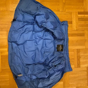 Blå väst  - Säljer min ljus blåa tierra väst använd den få tall gånger då den blivit för liten den är väldigt liten i storlek det står XL men den är S-M ny pris är 1000kr pris  kan diskuteras vid snabb affär tveka inte att skriva😁