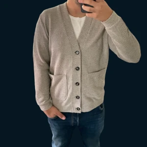 Cardigan tröja  - Säljer denna riktigt snygga tröjan perfekt nu under hösten och vintern. Vid frågor och funderingar skriv 💬 