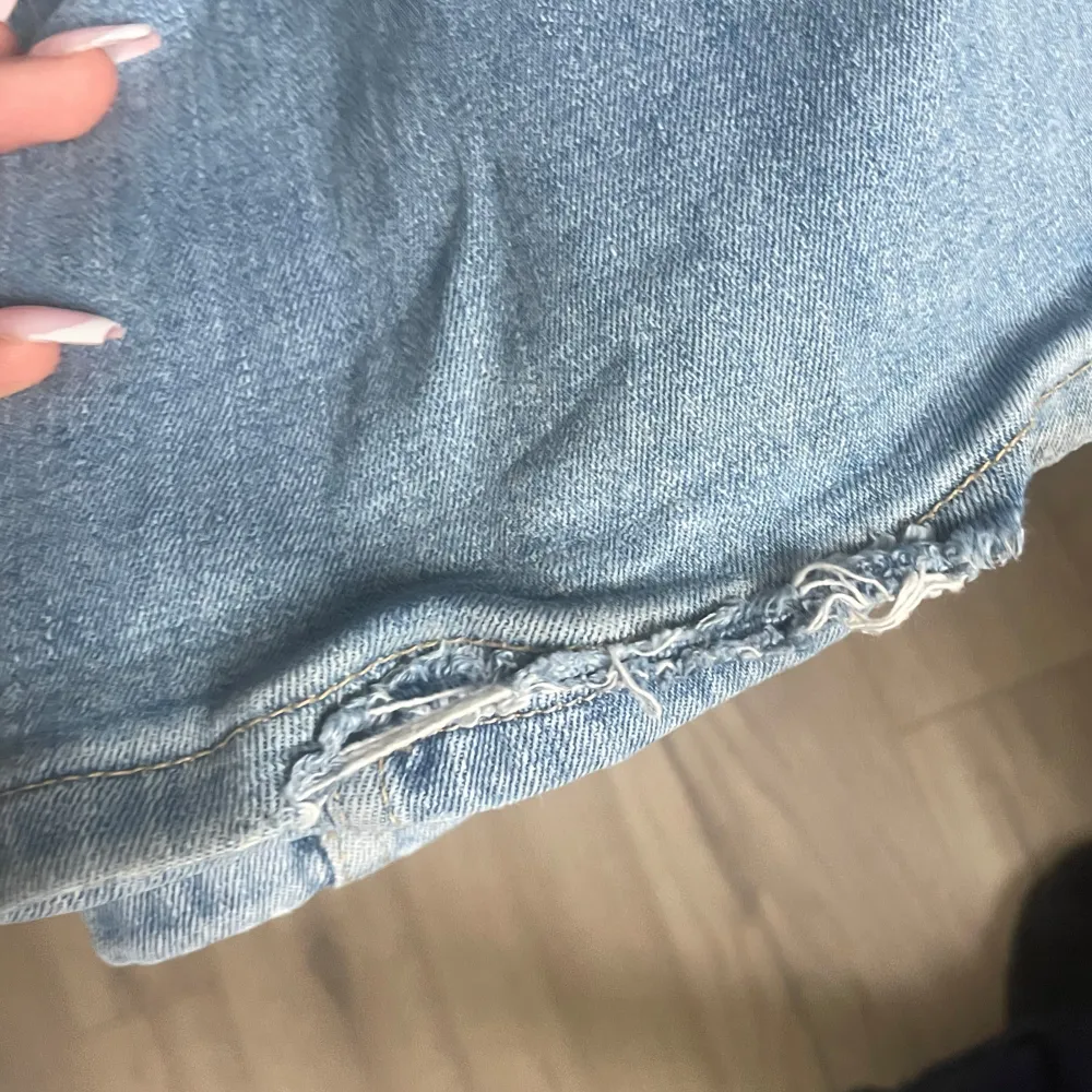 low waist jeans, slitna där nere. köpta för 400kr. Jeans & Byxor.