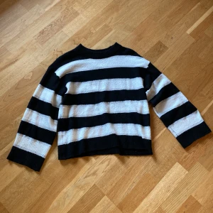 Randig hösttröja - En jättesöt svart-grå-vit randig tröja från h&m 🍁Inte mycket använd men lite nopprig 🫶🏻Den är i storlek xxs. säljer den då den inte är min stil längre  💗 ⚠️hundhår kan förekomma⚠️ Kontakta gärna mig vid frågor! Pris är diskuterbart ☺️