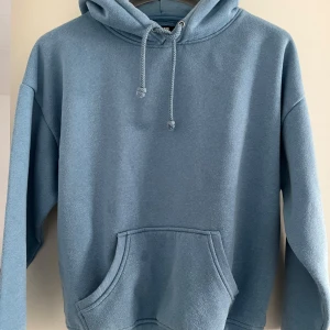 Hoodie  - Säljer den här blåa hoodien från BikBok då jag inte använder den alls🩵 sjukt gosig att ha nu på hösten och vintern!