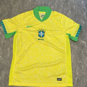Brasilien tröja.  - Brasilien tröja. Har du frågor eller funderingar så hör av dig!