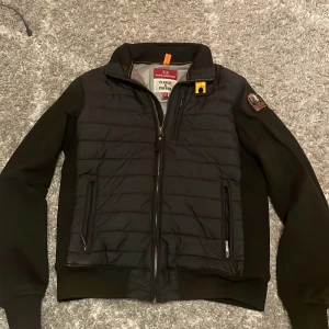 Parajumper Cardigan - Säljer en riktigt fet parajumper cardigan som är i nyskick. Nypris 3100.