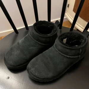 UGG’s - Svarta uggs i använt skick till ett bra pris, endast slitage på färgen inga skador🙌🏻💕