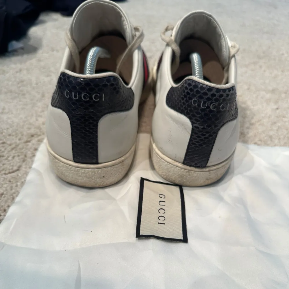 Gucci ace storlek 44, i ny skick!  Pris 2199kr, ingår dustbag!. Skor.