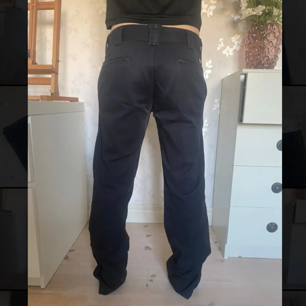 dickies ”kostym” byxor. jättesköna och snygga. slum fit. knappt använda inga defekter. jag är 167cm. skriv gärna för mer info, mått eller pris. . Jeans & Byxor.