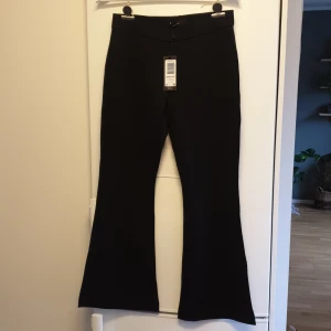 Jersey-byxor Helt nya, VeroModa - Hely nya mjuka byxor från Vero Moda med lappen kvar. Modell “Flared Jersey Pant”. Storlek L 28”, se bild. Mjukt material. Passar både till vardags och mer uppklätt. Stretchig.