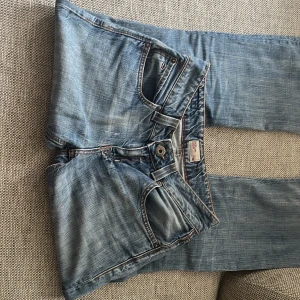 Lågmidjade jeans - Lågmidjade tommy hilfiger jeans för en lite större storlek S, kanske M om man vill ha det lite tightare. Snygga fickor och är bootcut/ straight beroende på hur de sitter i låren. 💯Priset jag har lagt är inte slutpriset, diskuteras privat. 
