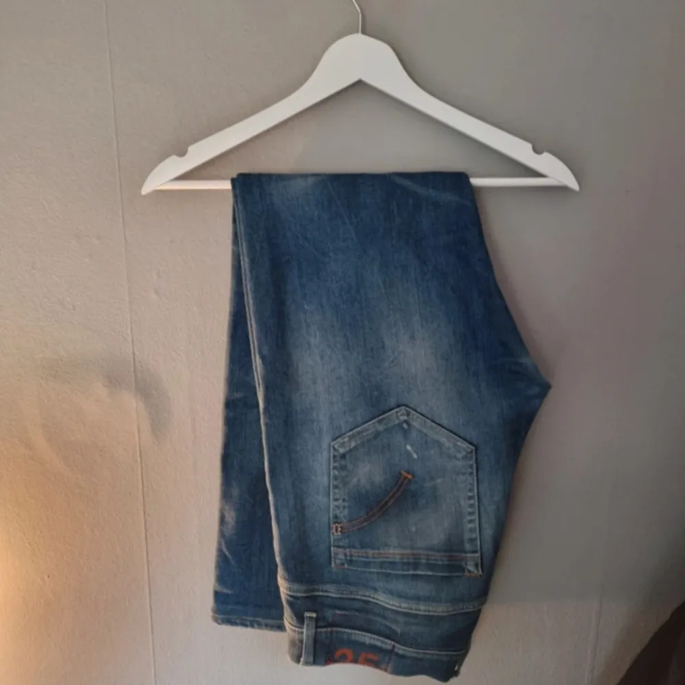 Riktig feta dondup jeans i modellen George. Riktiga feta slitningar som såklart är från fabrik. Storlek 35w men passar som w32 då de har i princip samma mått som ett par andra jeans i storlek w32. Pris kan diskuteras!. Jeans & Byxor.