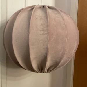 Lampa - En jättefin taklampa som jag säljer för 350, pris kan diskuteras, nypris ca 500 ,hämtas upp i Eskilstuna 