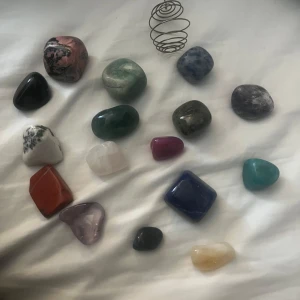 Kristaller  - Säljer mina fina kristaller som jag tyvärr inte har någon nytta med längre.. första bilden så kostar de 40 kr styck. På andra bilden så kostar kristallerna 50 kr styck, pyriten den guldiga kostar 80 kr🔮💎 de är äkta fråga privat om var jag köpte alla