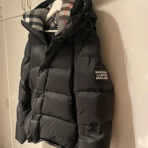 Burberry jacka / väst  - Sjukt snygg burberry Jacka / väst perfekt för vintern eller hösten,   Hör av dig vid fler frågor.