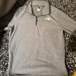 The North Face fleece - Fleece från TNF, bra skick på tröjan. Storlek M. Hör av er angående frågor & funderingar.