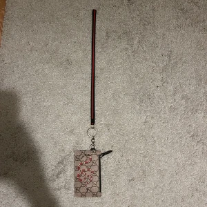 Gucci cardholder - Hej. Säljer denna fina gucci kort hållaren. Köpt för 3500kr. Skick är 9/10 och den är självklart äkta. Säljer idag för 1500kr men kan gå ner i pris vid snabb affär. Mvh 