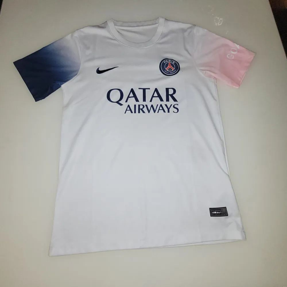 Säljer min psg tröja har lite smuts Som man inte kan se i bilderna. Storleken har gåt bort från tvätten. Sportswear.