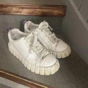 Eytys skor Odessa - Tja, säljer mina eytys i modellen odessa, skavda i hälen men lagade och fortfarande bra skick 7/10, vid snabb affär kan priset diskuteras, skickar mer bilder vid intresse 💕tvättar innan köp🤝