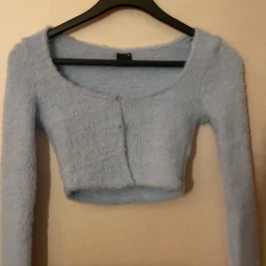 Kofta - En söt kort kofta som ja säljer för att den aldrig kommer till användning och är för liten för mig