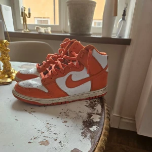 Nike dunk high syracuse  - Behöver lite uppfräschning annars ok. Använda men finns fortfarande mycket liv i dem.
