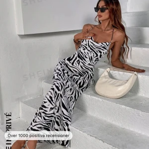 Zebraklänning - En snygg festklänning med band man knyter på ryggen. Aldrig använd. 