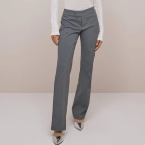 Nelly kostymbyxor - Nelly kostymbyxor , strl 36. Köpt av en annan tjej på Plick som använt en gång, jag har aldrig använt dem då dem ej passar.