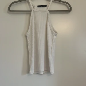 Vit topp från bikbok - Linne i glansigare tyg frpn bikbok, nästintill oanvänd väldigt bra skick 