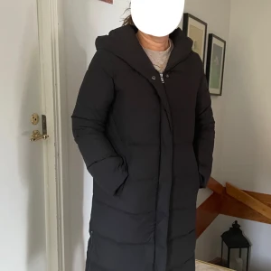 Ralph lauren vinterjacka - köpte för 3000kr. strl: M. modellen är 170cm.  säljer för den är liten. ser ut some ny, har hål vid armhålan (i ngenting som syns) man kan sy ihop det.  för mer information eller bilder meddela! kunden står för frakt, jag står ej för påstens slarv!