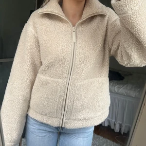 Teddyjacka h&m  - Super populär Teddyjacka från h&m. Slutsåld och svår att få tag i. Inga defekter. Köp sker via köp nu, jag postar inom 24h. Kvar tills markerad såld 