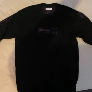 Vailent tjockare tröja | storlek xs - Sitter som en normal small eller mindre medium. Riktigt snygg, säljer då den inte passar min stil längre. Använd och tvättad cirka tre gånger. Pris kan diskuteras! 